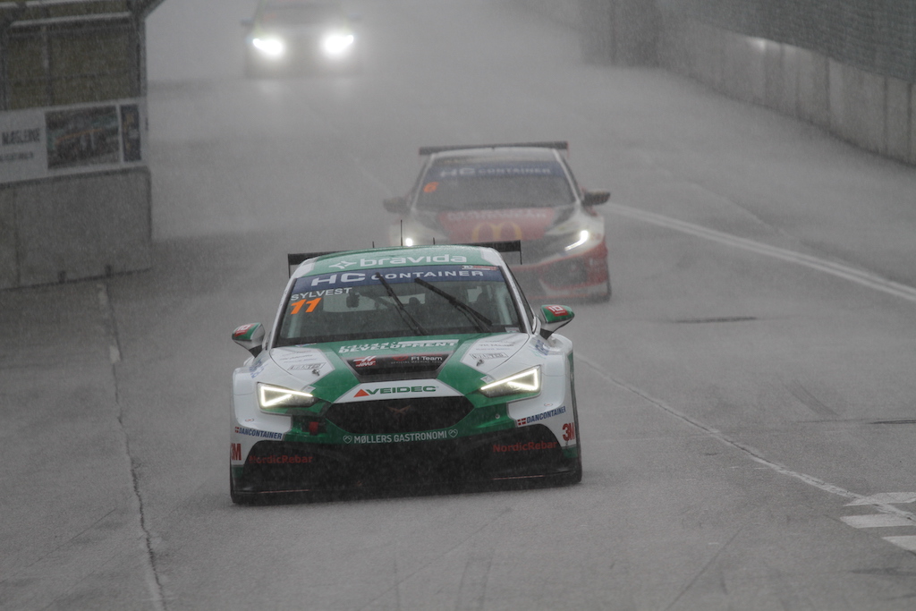 Som det fremgår af billedet var der om søndagen til tider nogle kraftige byger. Og så bliver banen meget glat. Hvilket nogle deltagere fandt ud af på den meget dyre måde.
(Foto: Motorsporten.dk)